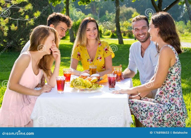 parque con personas disfrutando al aire libre