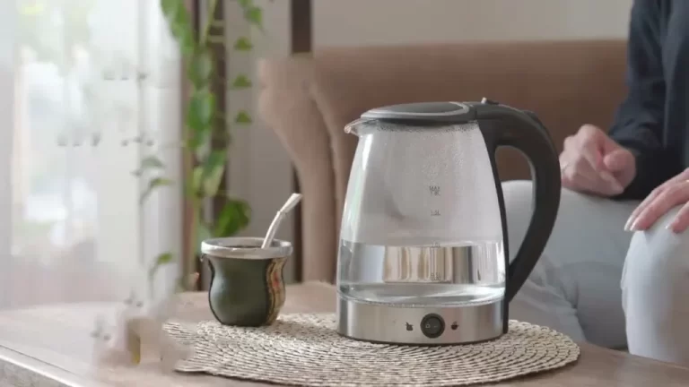 pava electrica brillante en una cocina moderna