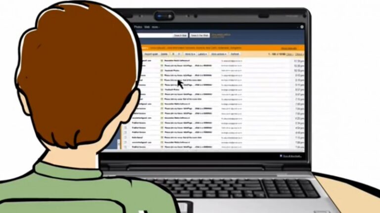 persona revisando su correo electronico