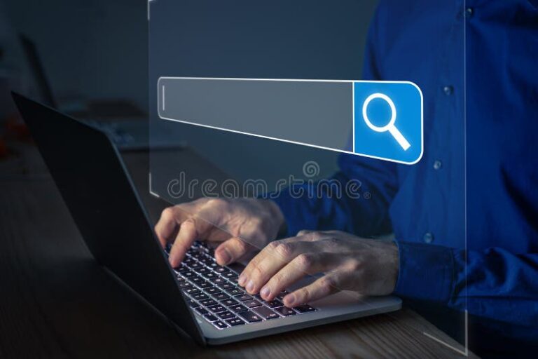 persona usando computadora con software abierto