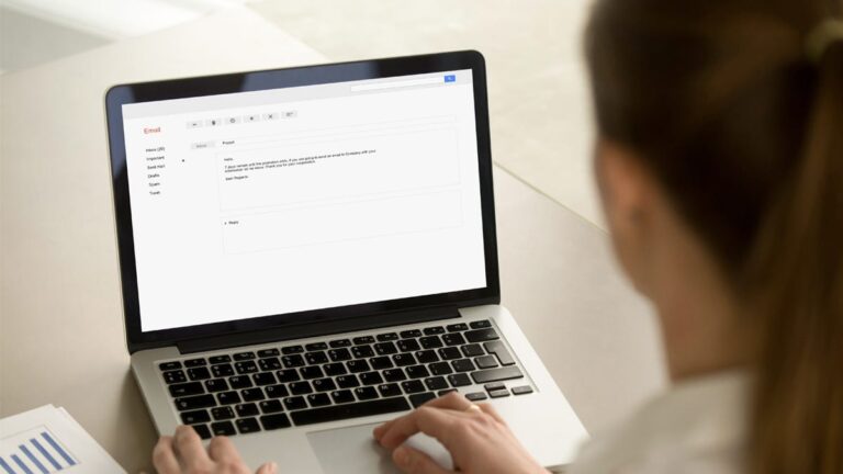 persona usando laptop con correo en pantalla