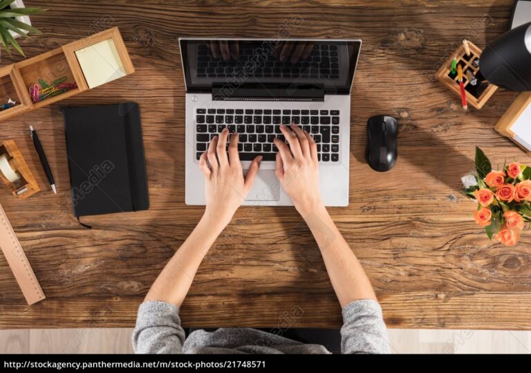 persona usando una computadora portatil