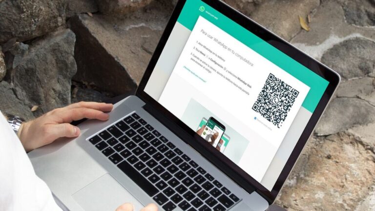 persona usando whatsapp web en computadora