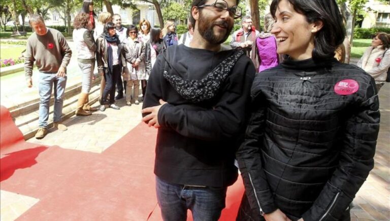 Qué significa ponerse la ropa al revés y por qué lo hacemos 2 persona vistiendo ropa al reves