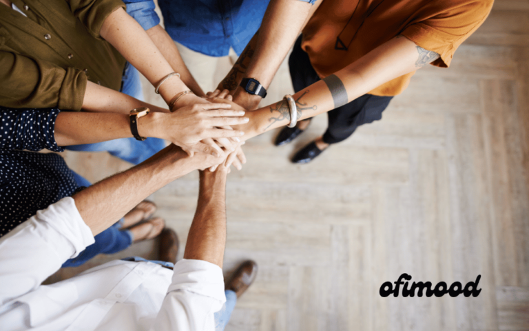 personas comunicandose en un entorno colaborativo