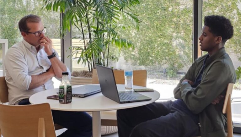 personas interaccionando en un centro de dia