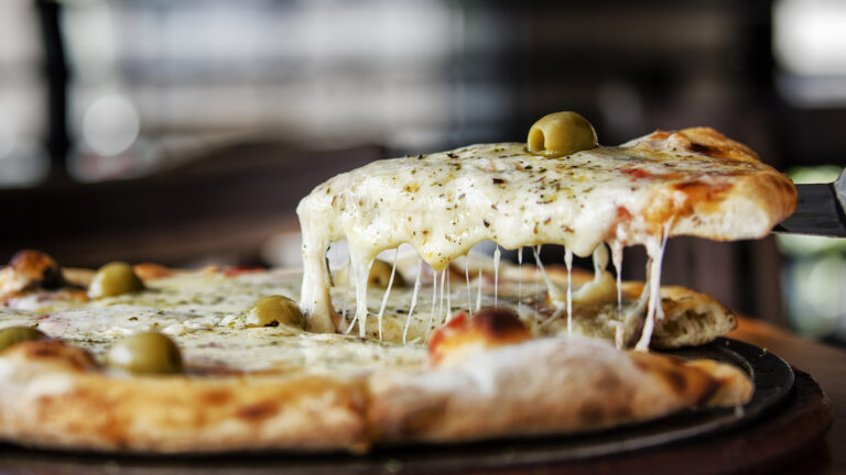 pizza argentina recien horneada y deliciosa
