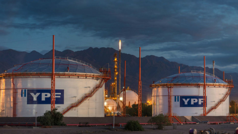 planta de ypf en argentina al amanecer