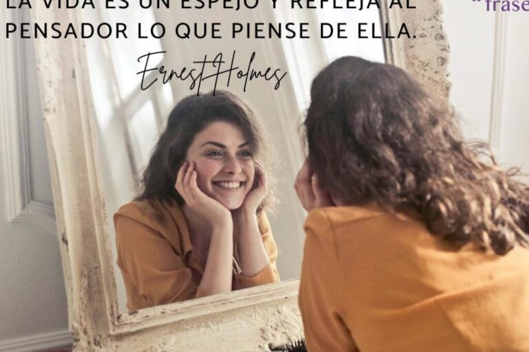 reflejo en un espejo con pensamientos positivos