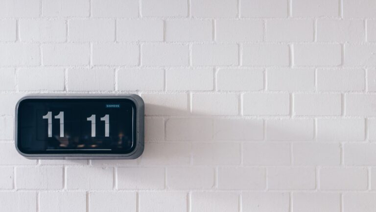 reloj marcando horas espejo en naturaleza