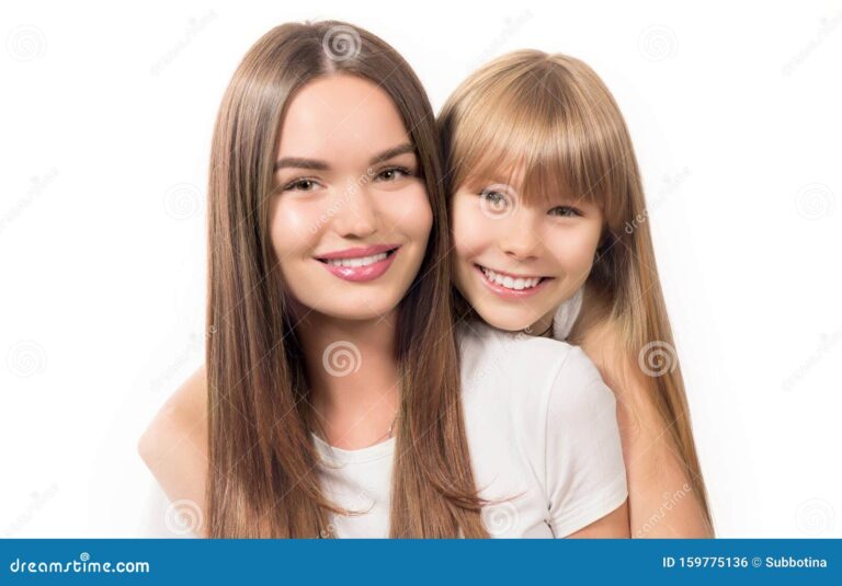 retrato de dos hermanas sonriendo juntas