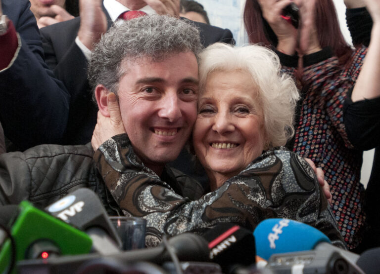 retrato de estela de carlotto y su nieto