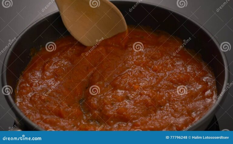 salsa casera burbujeando en una olla