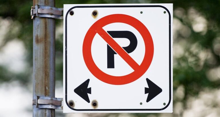 senales de transito con prohibiciones de estacionar