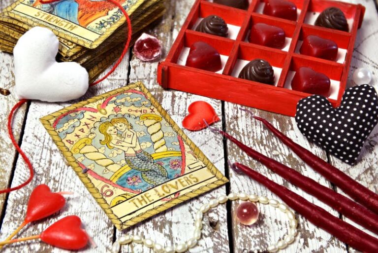 tarot con cartas y simbolos romanticos
