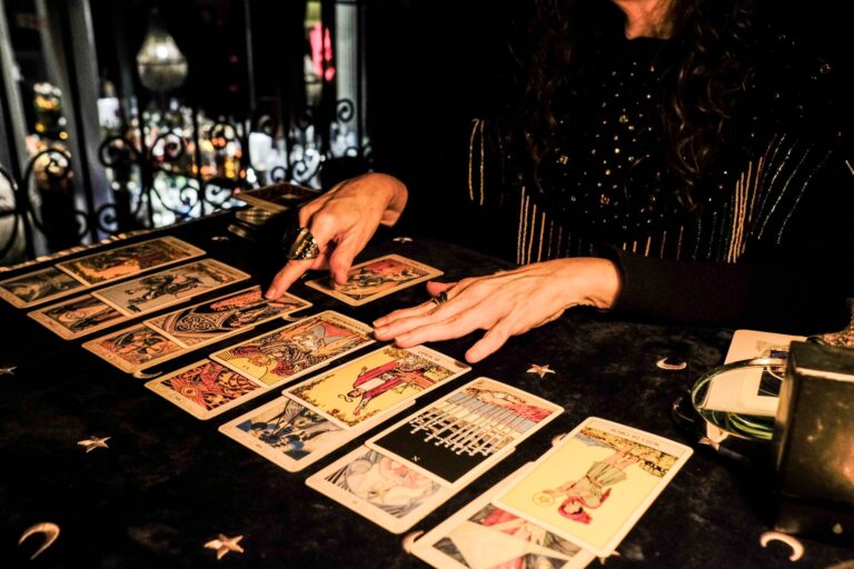 tarot y preguntas misteriosas en mesa