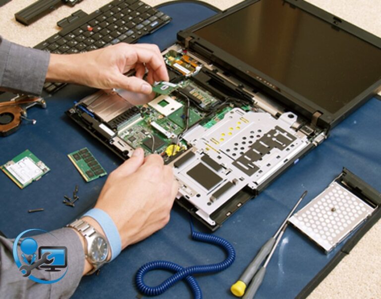 tecnico revisando una netbook