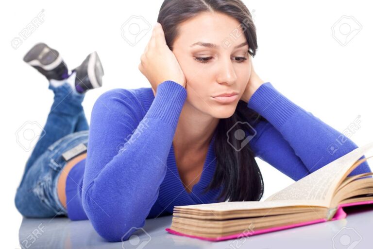 una persona leyendo un libro en silencio